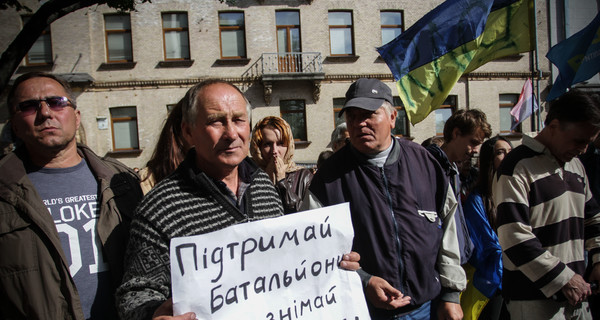 На Банковой митингуют в защиту бойцов-добровольцев из Иловайска