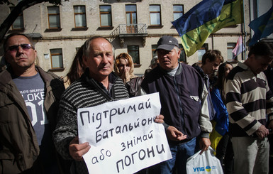 На Банковой митингуют в защиту бойцов-добровольцев из Иловайска