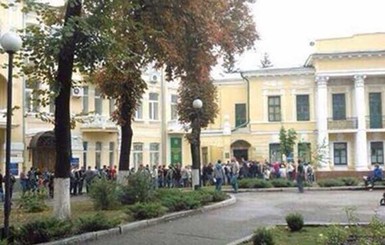 Жители Харькова и Мариуполя массово идут в военкоматы