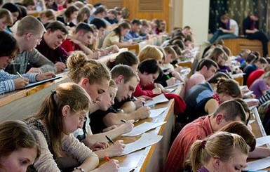 Студенты Донецкой области начнут учиться на месяц позже