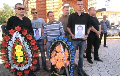 Днепропетровск простился с погибшими в Иловайске