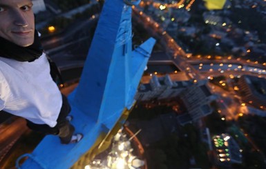 Украинский руфер получил 10 тысяч и звание за сине-желтую звезду в Москве 