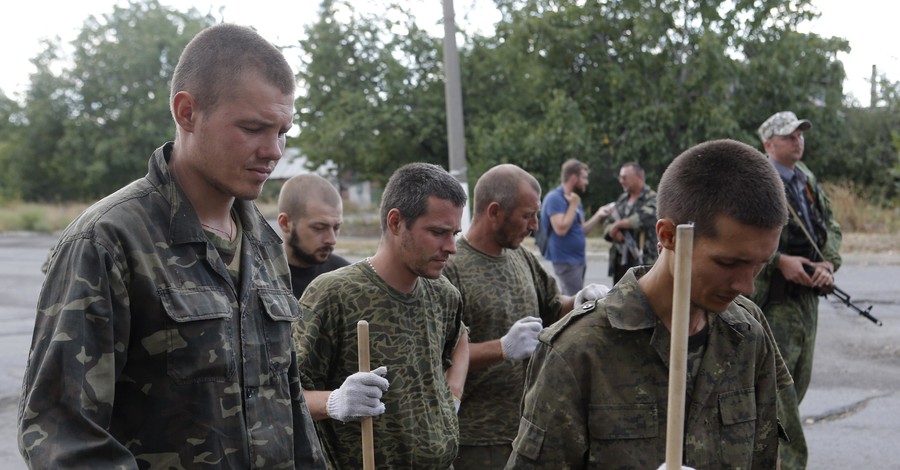 В Снежном украинских военнопленных вывели к людям