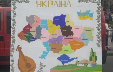 Львовянин вышил бисером самую большую в стране карту Украины