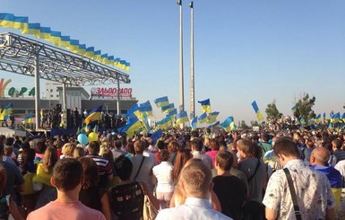В Мариуполе прошел антивоенный митинг с украинской символикой