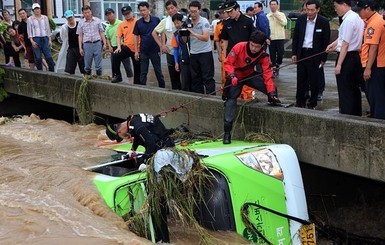 Наводнения унесли жизни 137 жителей Азии