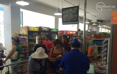 Жители Мариуполя ринулись сметать с полок супермаркетов продукты