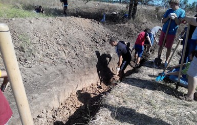 Возле Запорожья местные жители выкопали окопы