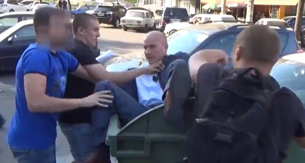 В Одессе чиновника затолкали в мусорный бак