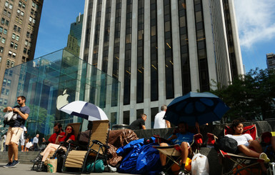 Фанаты Apple выстроились в двухнедельную очередь за новыми iPhone