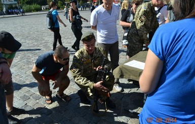 Харьковчанам показали, как обращаться со стрелковым оружием