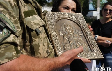 Одесский мастер отлил для бойцов икону из латуни