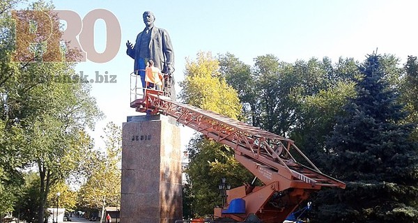Бердянская Самооборона патриотично разукрасила памятник Ленину