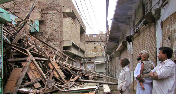  В Пакистане обрушилась мечеть, погибли 24 человека