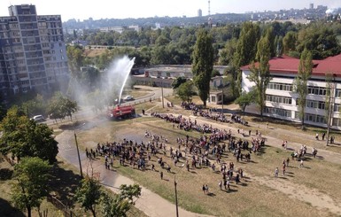 В Киеве облили водой сотню школьников