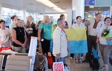 Журналисты спели гимн Украины в российском аэропорту