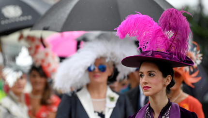 Цветы, перья и оса: парад шляпок на королевских скачках в Аскоте
