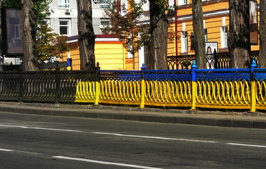 В Киеве патриотичные заборы перекрашивают в черный 