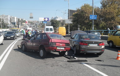 В Киеве серьезное ДТП парализовало движение на двух проспектах