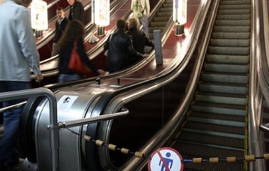 В центре Киева парень с девушкой попали под поезд метро