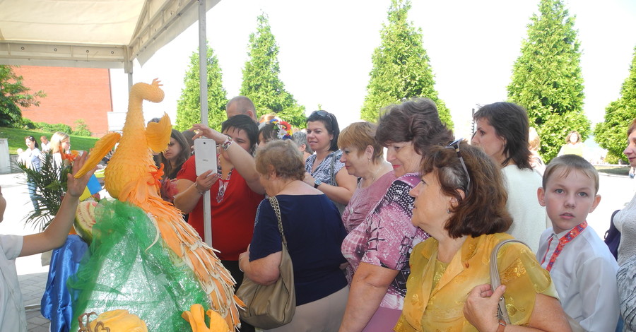 В Днепропетровске любуются съедобной жар-птицей и арбузом мира