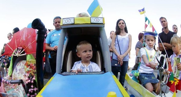Парад колясок в Днепропетровске выиграл трактор 