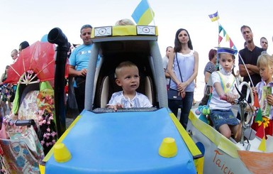 Парад колясок в Днепропетровске выиграл трактор 