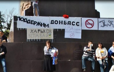 СМИ:  В Харькове столкнулись два митинга, в ход пошли яйца	