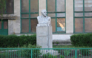 В Запорожской области снесли еще один памятник Ленину