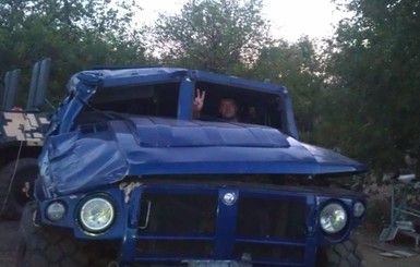 Силы ЛНР разбили бронеавтомобиль, подаренный Жириновским