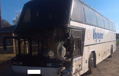 Под Харьковом легковушка влетела в автобус