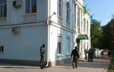 В Крыму вооруженные люди оцепили здание Меджлиса