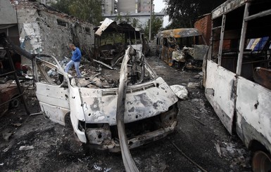 В Донецке снаряды попали в автобус и в знаменитую кузнечную мастерскую