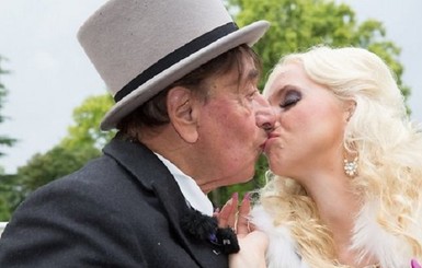 Престарелый австрийский миллиардер женился на модели Playboy