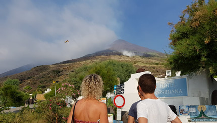 Извержение вулкана возле Сицилии 