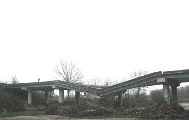 СНБО: с начала АТО в Донбассе разрушены 29 мостов и 962 километра дорог