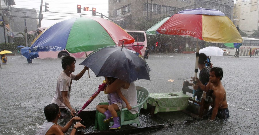 На Филиппины обрушился очередной тайфун, власти эвакуируют жителей