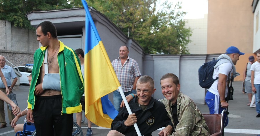 Десять украинских солдат отправят на лечение в Эстонию