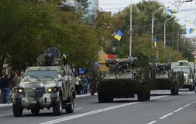 День города в Мариуполе: стрельба на окраинах и танки в центре 