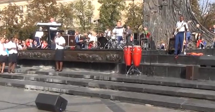 Американские военные устроили концерт в центре Львова