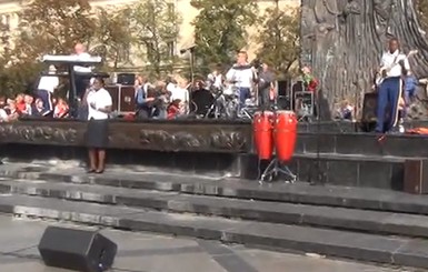 Американские военные устроили концерт в центре Львова