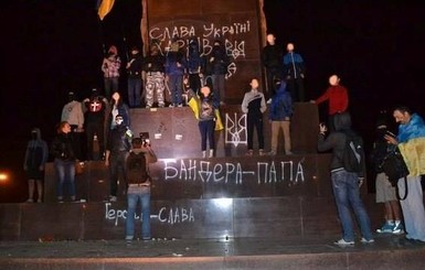 Харьковские коммунальщики отмыли Ленина