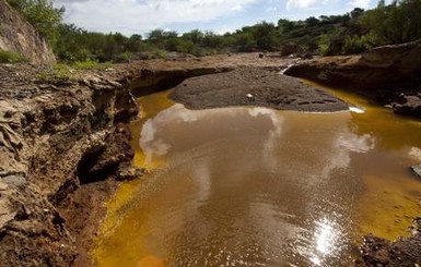В Мексике 10 тонн токсичных отходов окрасили реку в яркий апельсиновый цвет