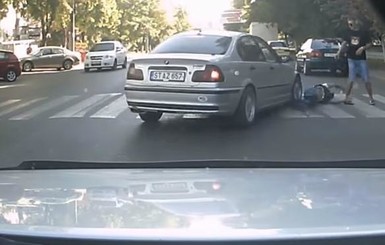 В Одессе водитель наехал на пешехода, чтобы отомстить за шутку