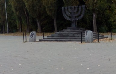 В Киеве на памятнике расстрелянным евреям   нарисовали немецкую свастику
