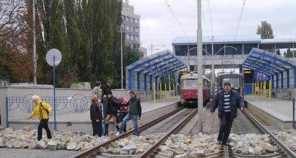В Киеве на остановке скоростного трамвая пассажиры рискуют поломать ноги