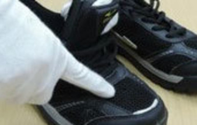 В Японии изъяли шпионскую обувь извращенцев