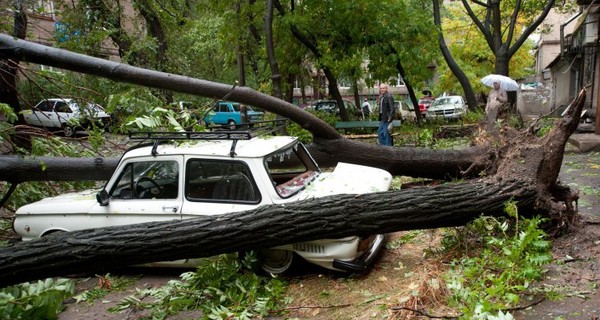 Разрушительный ураган: крыши летали, а машины уходили под землю