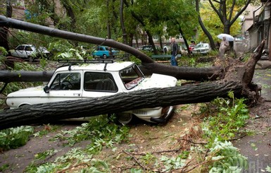 Разрушительный ураган: крыши летали, а машины уходили под землю