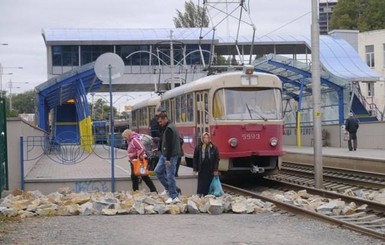 В Киеве самая скандальная станция скоростного трамвая получит новый вход